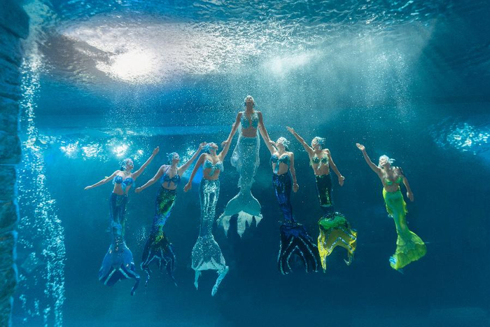 美人鱼演出以古代奇书《搜神录》中鲛人的神秘记载为灵感源泉,以真人