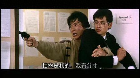 图为香港电影《警察故事》中，成龙饰演的角色手拿“点三八”左轮手枪与悍匪对峙。图片来自网络