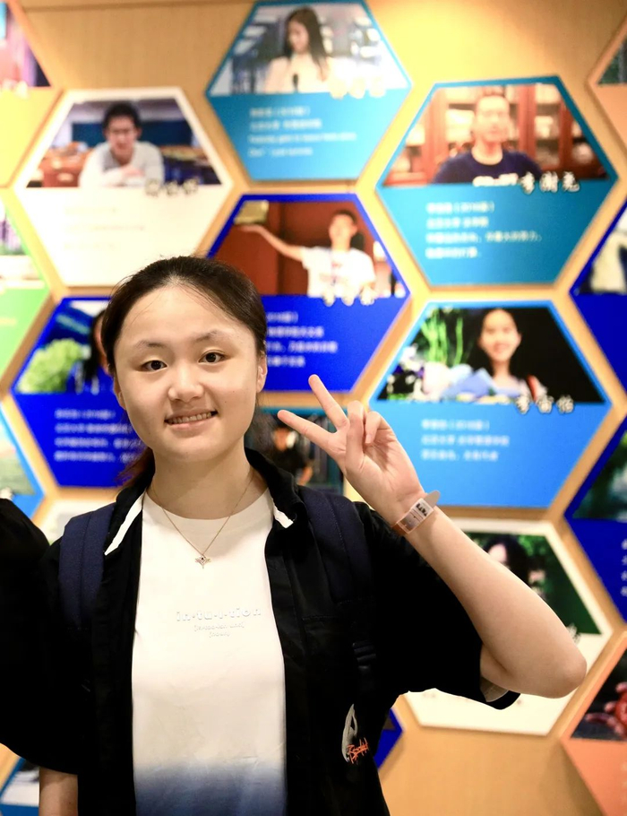 2024年高考后，陈如月在校友墙前。