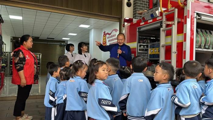 消防安全从娃娃抓起——晋城幼儿园小朋友走进消防队