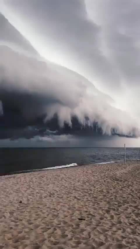 波罗的海 yantarny 海滩上空形成可怕的云层 twi:przemek87394560