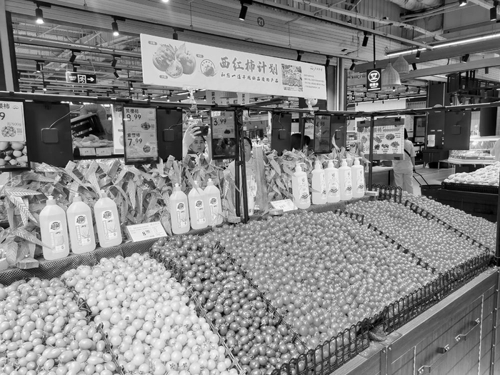 　　在北国超市中环店，十余种西红柿摆上货架，供顾客选购。　　本报记者 焦莉莉 摄