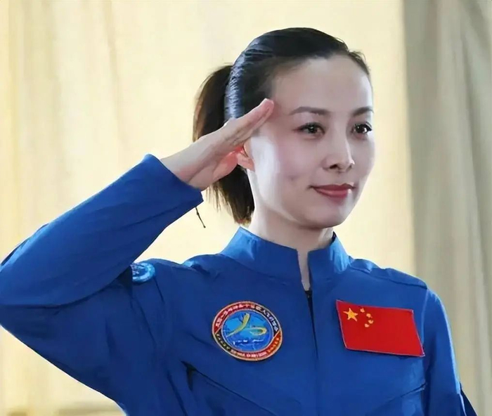 中国有4位女航天员,首次载人登月有一个?刘洋:也许会登上月球|载人飞船|神舟九号|神舟十号|神舟十四号|王亚平_新浪新闻