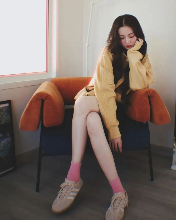 4. clot × adidasgazelle而jennie频繁上脚的则是teakwondo w鞋型