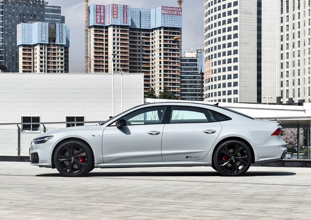 新款奥迪a7l的外观和老款车型基本相同,车头能看到纵横交错的网格状