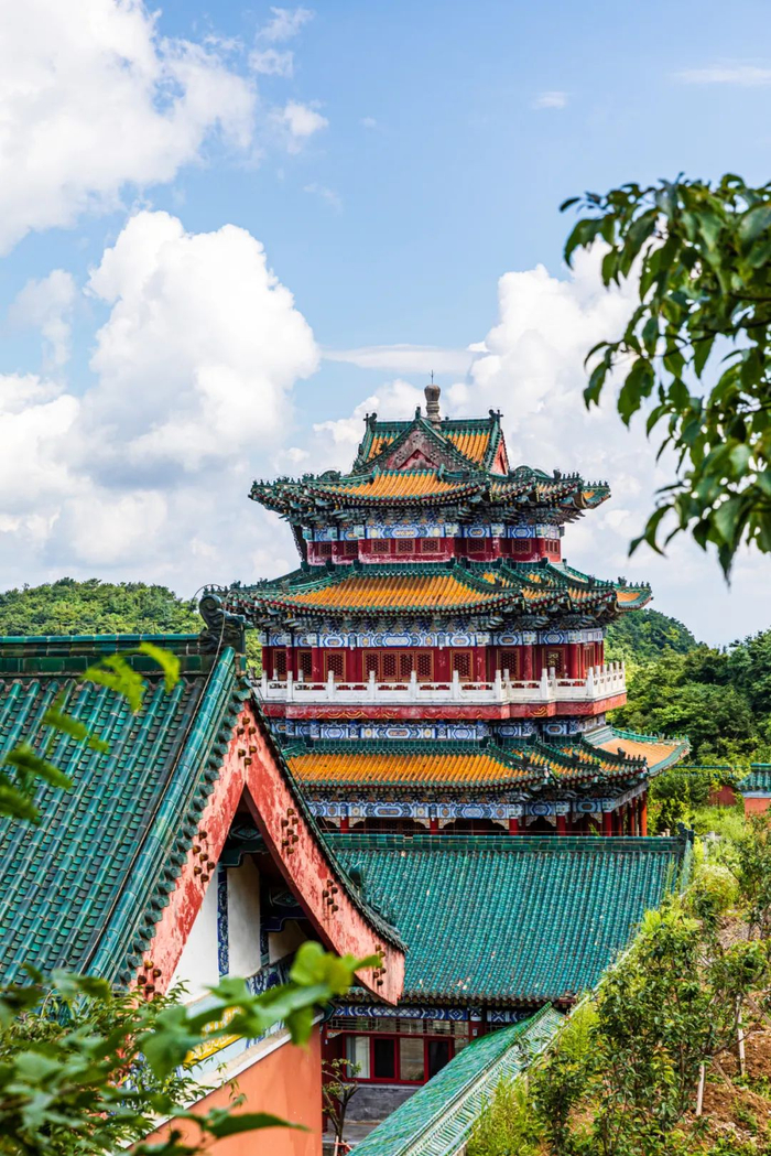 传说送子观音曾在附近的"求儿洞"现身显灵,这些充满神话色彩的故事无