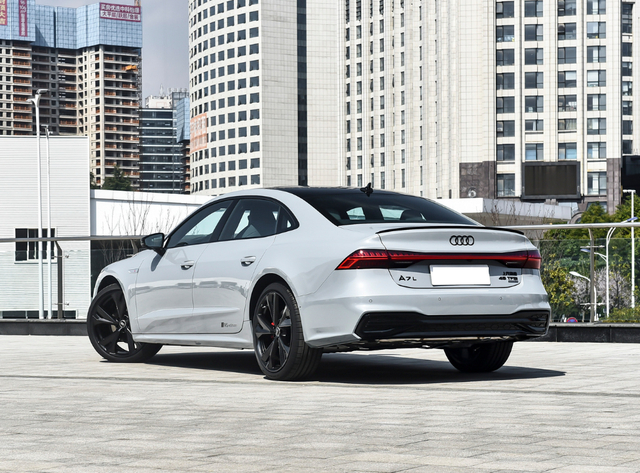 新款奥迪a7l的外观和老款车型基本相同,车头能看到纵横交错的网格状