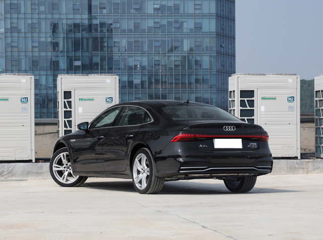 2024款奥迪a7l,造型更运动,提供3.0t quattro四驱,售价超40万