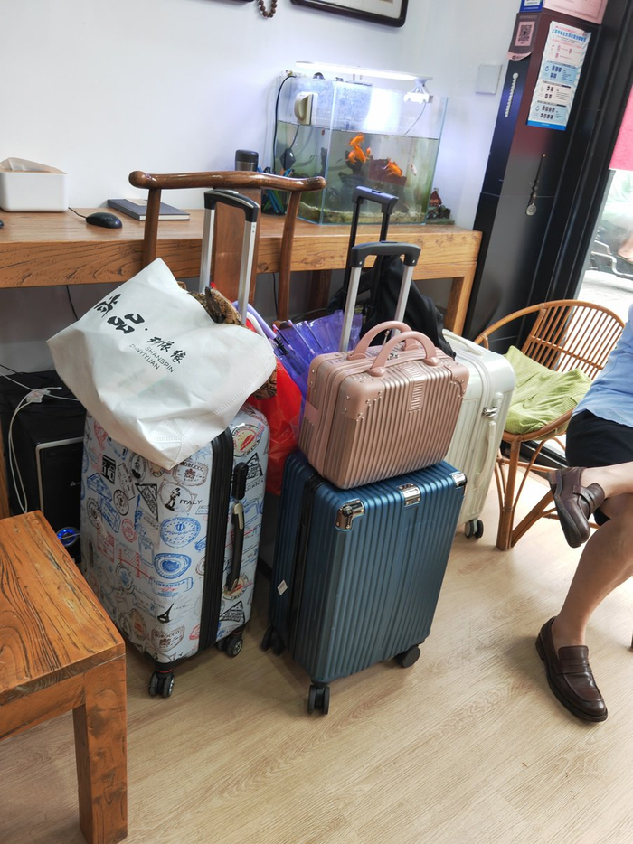 多家街边小店托管的行李没有专门的存放空间。    李宝花 摄