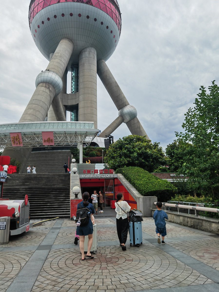 来自义乌的金女士和同伴随身行李不少。  李宝花 摄