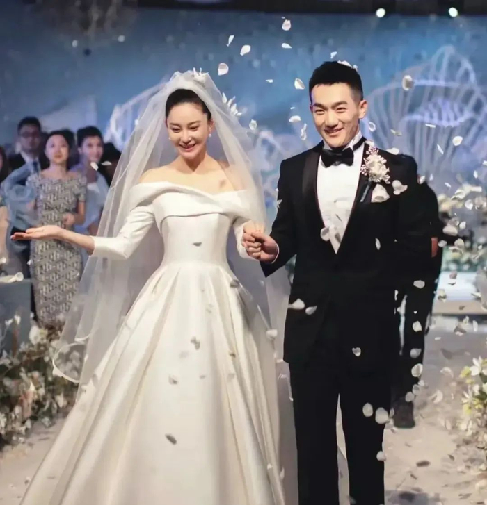 张馨予亲自回应老公何捷转业,是假的,希望删除帖子,网友直呼"好甜"!