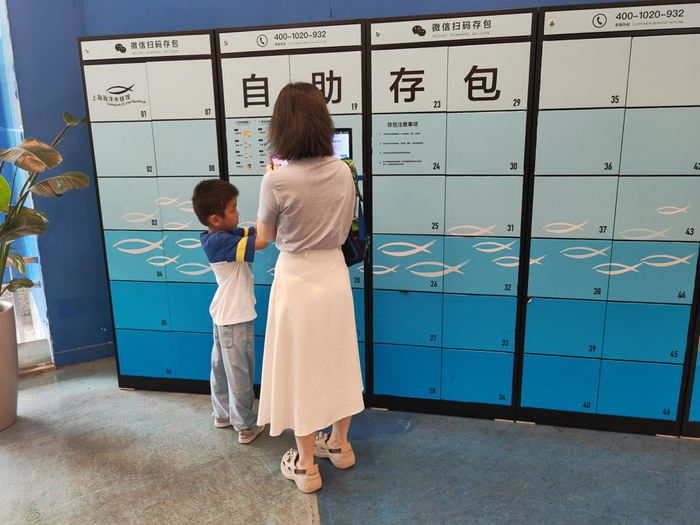 水族馆大厅内的自助存包柜免费，但只可容纳小件行李寄存。   李宝花  摄