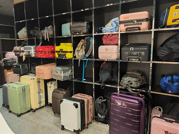 周末上午近11时，明珠塔寄存间已托管了不少行李。