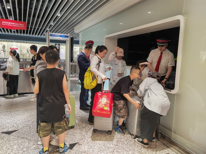 不时有游客前来寄存行李。 李宝花 摄