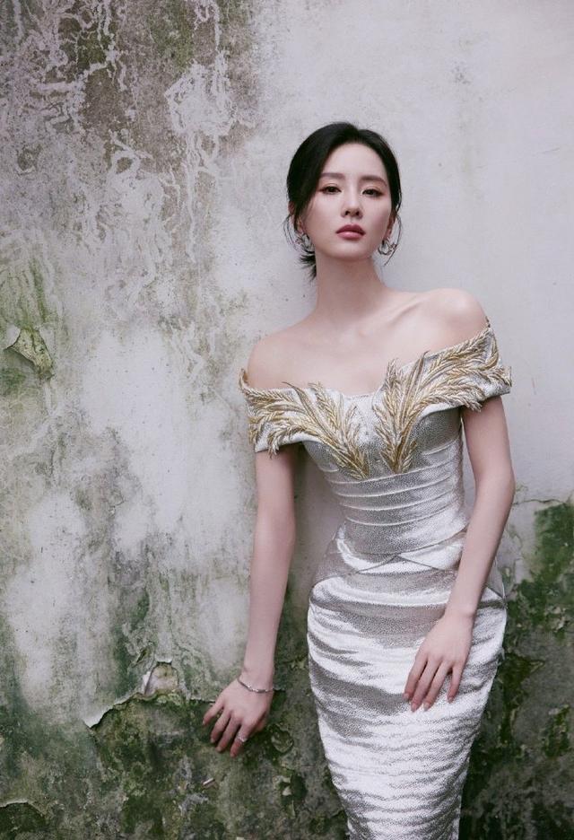 37岁刘诗诗脸太抗老!银色长裙造型灵动优雅 东方美人说的就是她吧