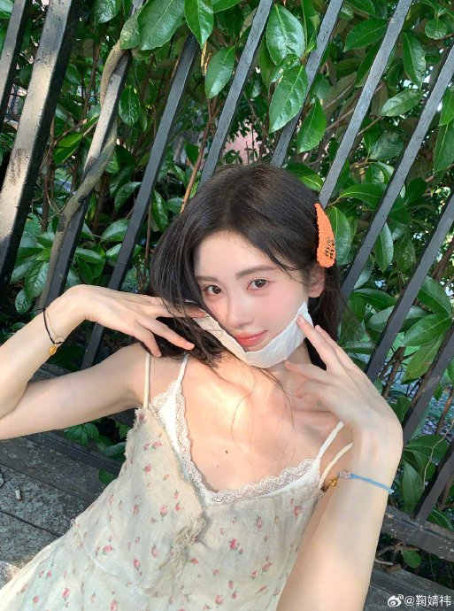 7月13日,@鞠婧祎 在微博上晒出最新自拍,不过有几张照片上胳膊有几处