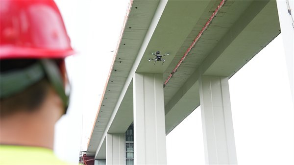贵州高速公路运用无人机开展定期检测