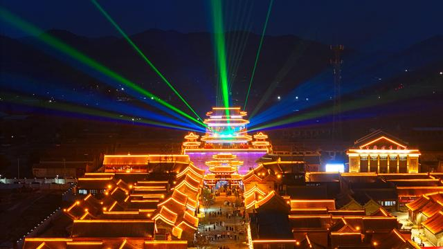 夏天避暑计划,河北张家口太宝藏了,烤全羊烟火秀,风景宛若油画
