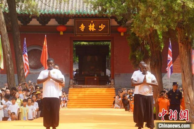 “洋弟子”参加2024少林考功总决赛开幕式。韩章云 摄