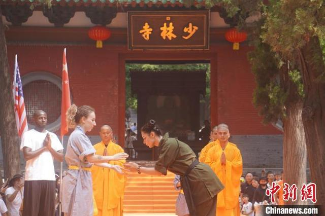 “洋弟子”传灯。韩章云 摄