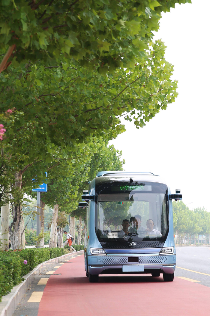济南"雾霾蓝"无人驾驶公交车首次亮相 正式进入地图采集阶段