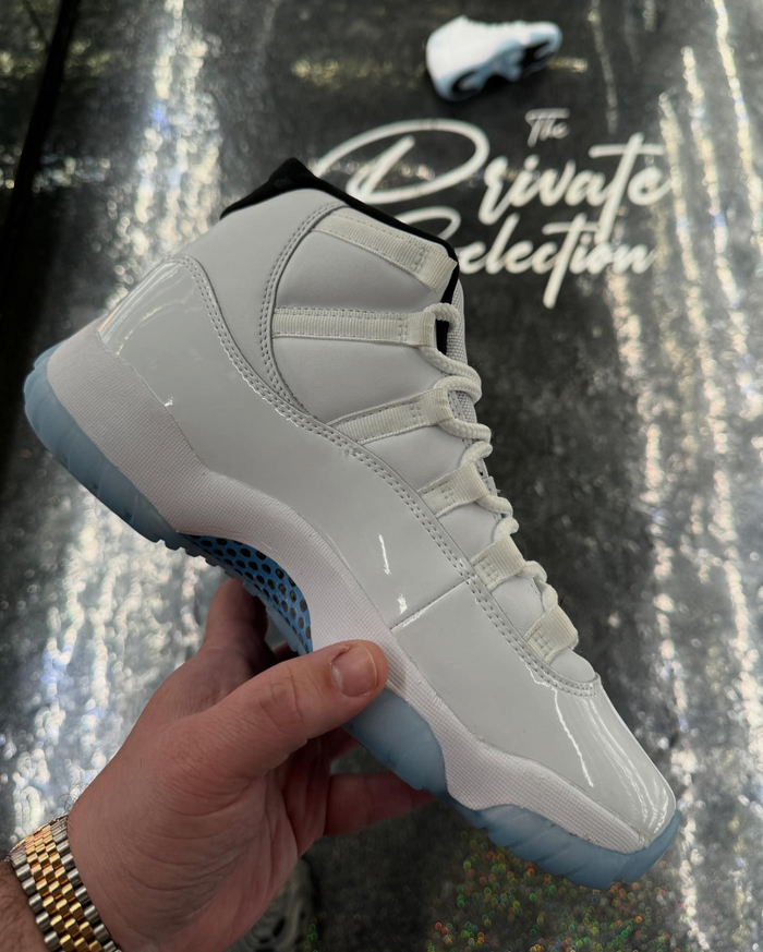 「传奇蓝」aj11 最新实物泄露!