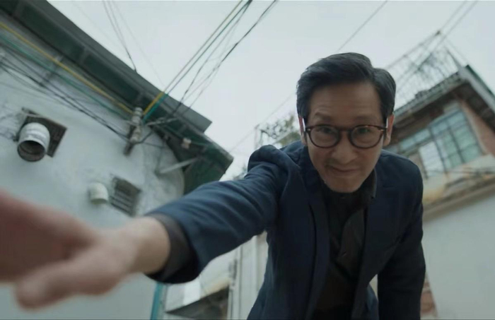 有一个名叫唐寻(王劲松饰演)的作家,经常出现在案发现场附近