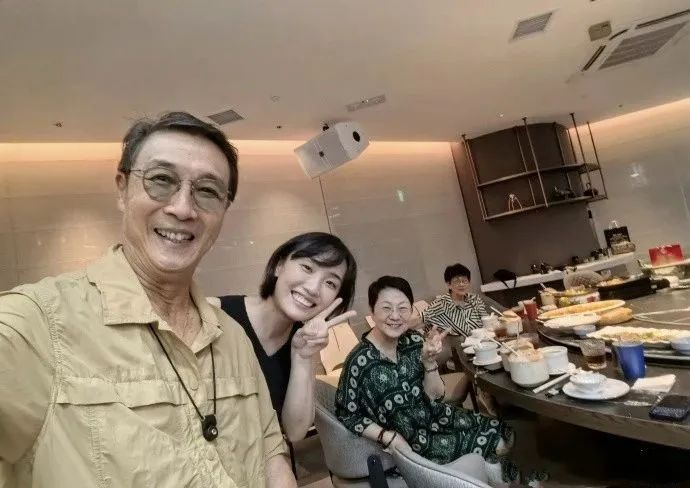照片中胡歌与老婆并肩站在一起,演员劉松仁damian 晒出与@胡歌 等人