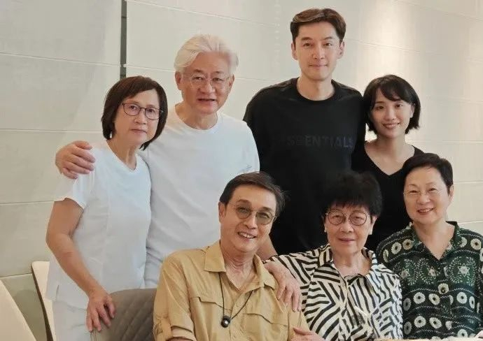 照片中胡歌与老婆并肩站在一起,演员劉松仁damian 晒出与@胡歌 等人