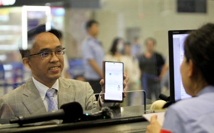 来自新加坡的钟先生持首张电子口岸签证入境。上海警方供图