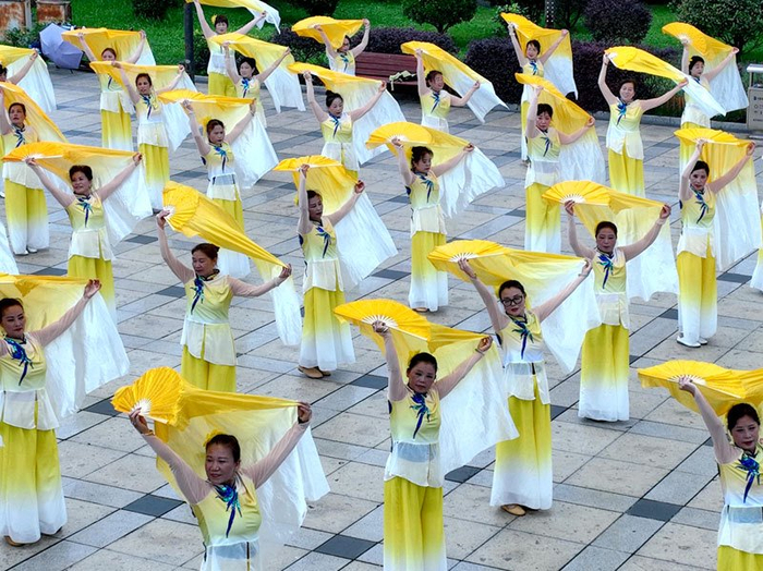 平坝区举办"舞动中国99唱响平坝"大型广场舞展演活动