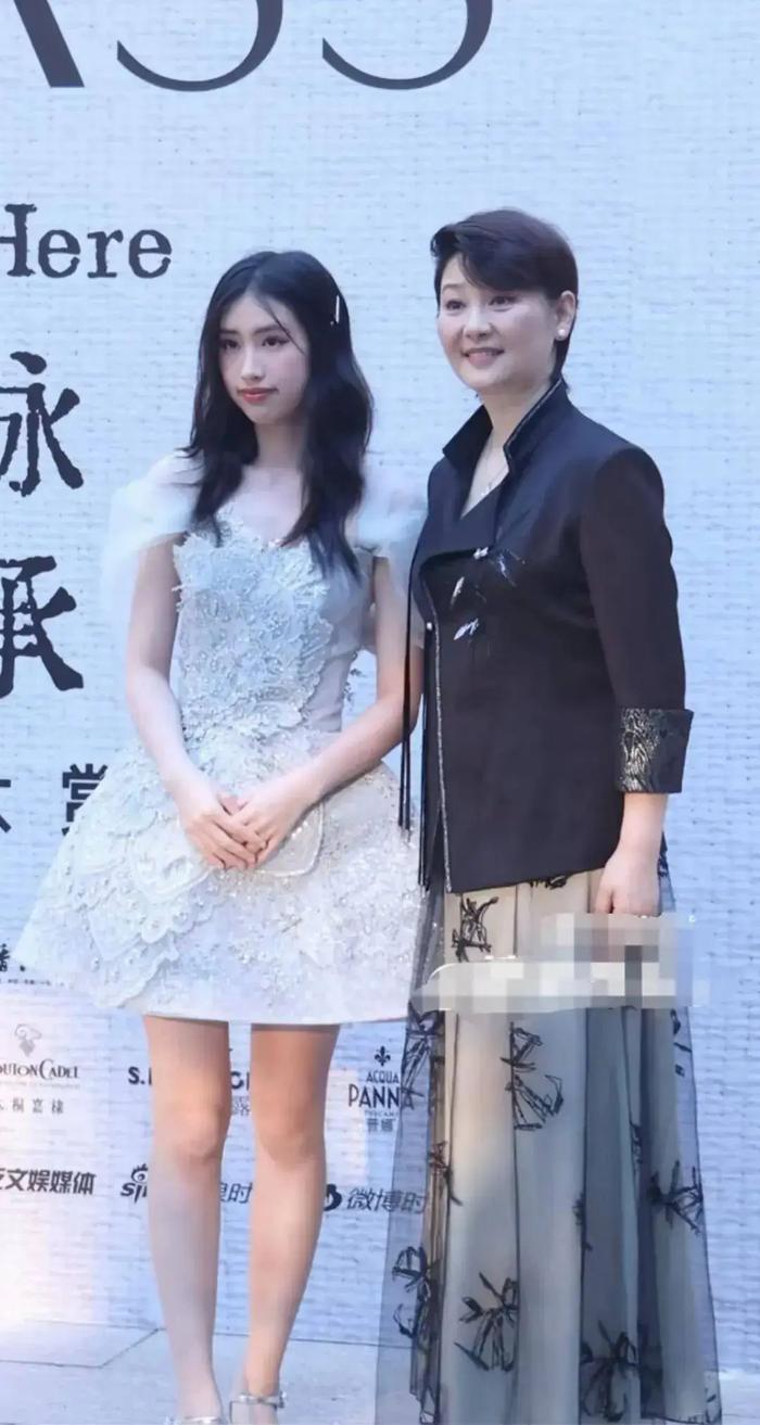 徐帆首次公开带女儿徐朵参加活动