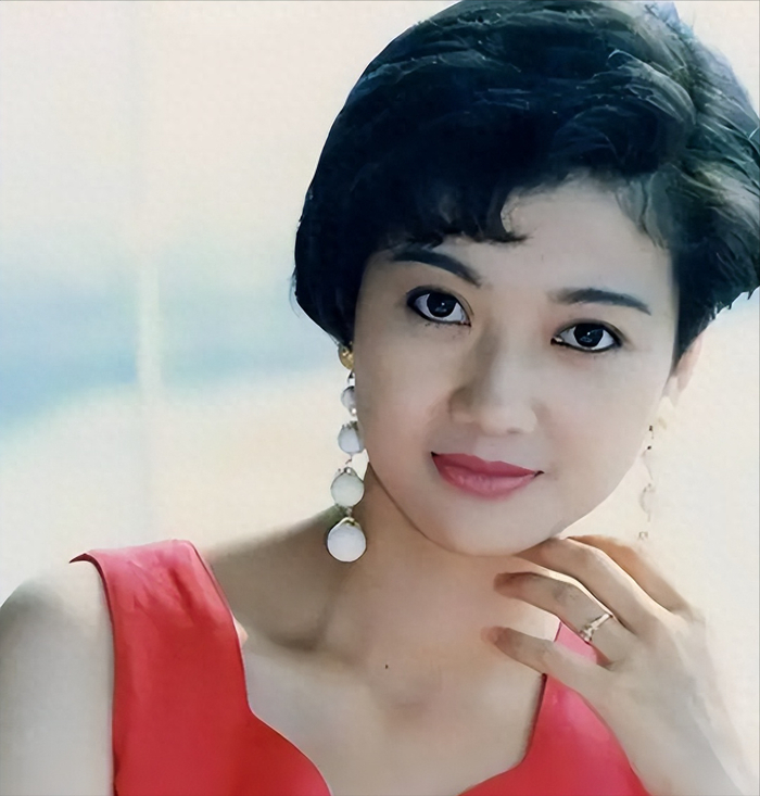 我们熟悉的她早已离世,29岁与男友坠机而亡,双双殒命大海之中|王玉玲