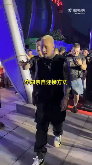 天津李四亲自迎接方丈,二人被战地记者围拍,李四大喊:丈门永存!