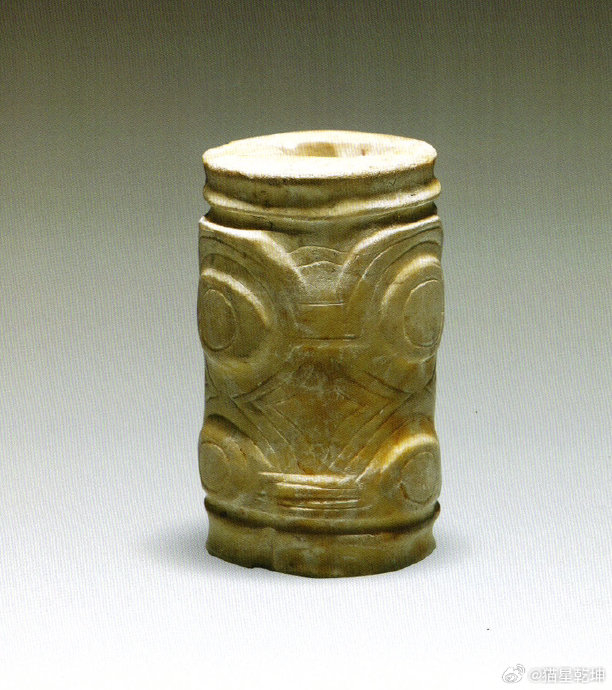 良渚神面玉管 圆柱形,中间对钻孔