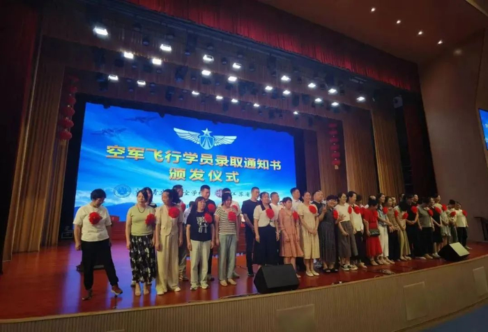 2015年春,南通中学成为全国首批16所空军青少年航空学校承办校之一,每