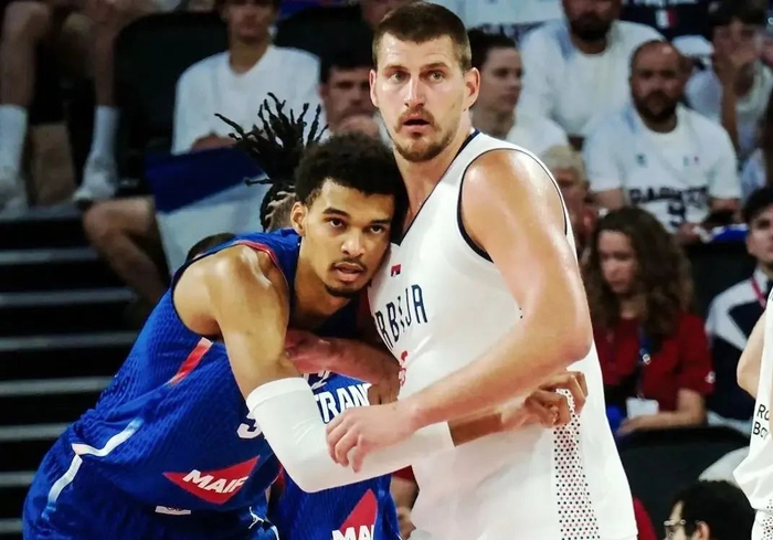 肘击!约基奇和文班怼起来了!脾气挺大!