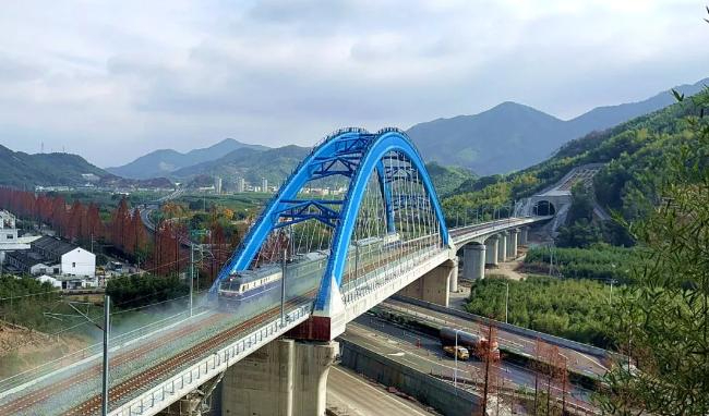 有了宁波舟山港的内陆港区,甬金铁路还可以通过沪昆铁路,杭长高铁等