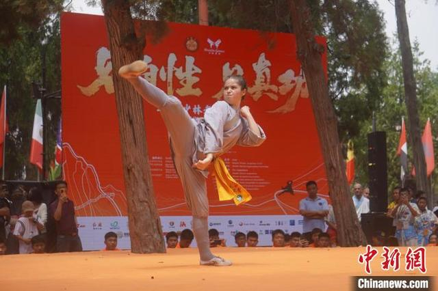 7月13日，河南登封，玻利维亚选手瓦拉展示少林功夫。中新社记者 韩章云 摄