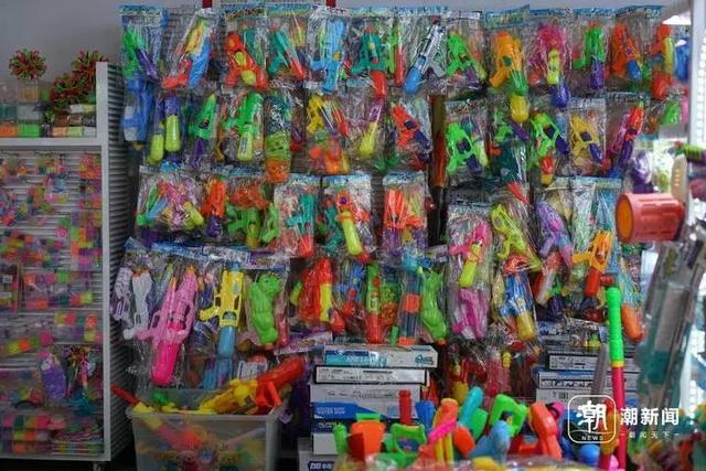 各式水枪。记者 金檬 摄 