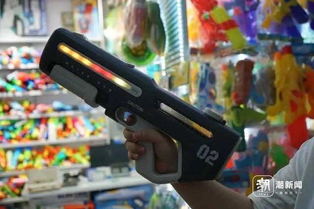 一款电动水枪。记者 金檬 摄 