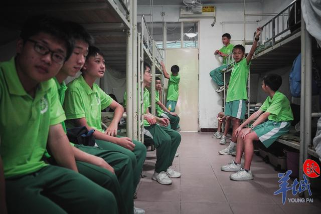 很多同学是第一次离开家在学校住宿,几个宿舍的男生聚在一起凑热闹