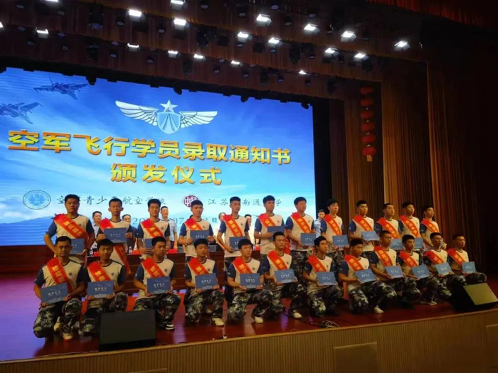 2015年春,南通中学成为全国首批16所空军青少年航空学校承办校之一,每