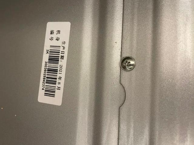 ▲翻新机贴着虚假的生产日期。此图由受访者提供。