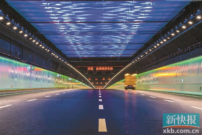 深中通道海底隧道"最美天幕"关闭