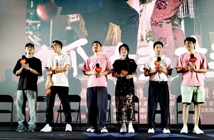 《抓娃娃》主创集体亮相