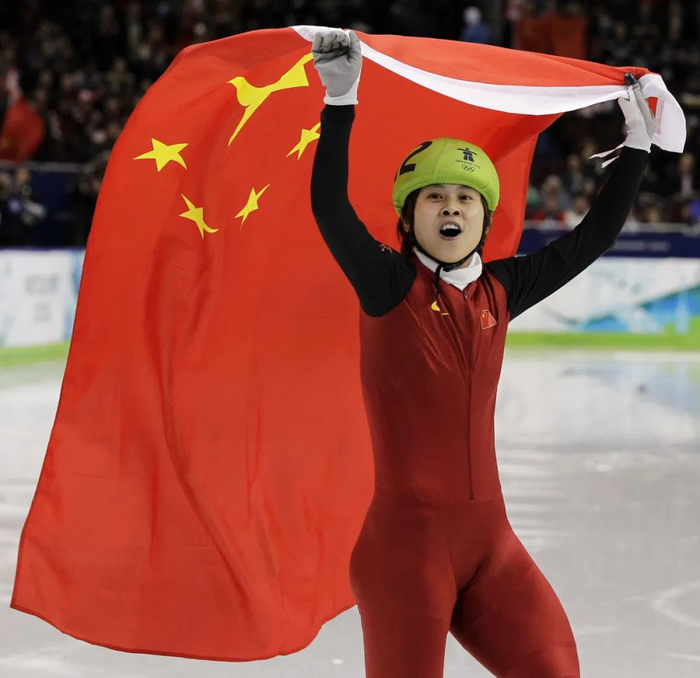 中国奥运代表团高举五星红旗出现在1984年第23届洛杉矶奥运会开幕式上