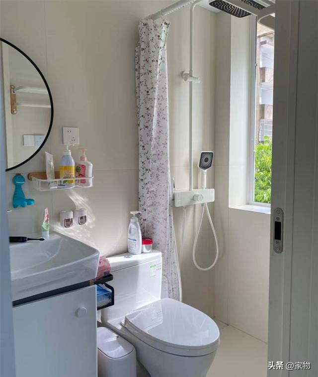 杭州姑娘晒出2㎡卫生间,因装修前后差别太大走红,半平米不浪费