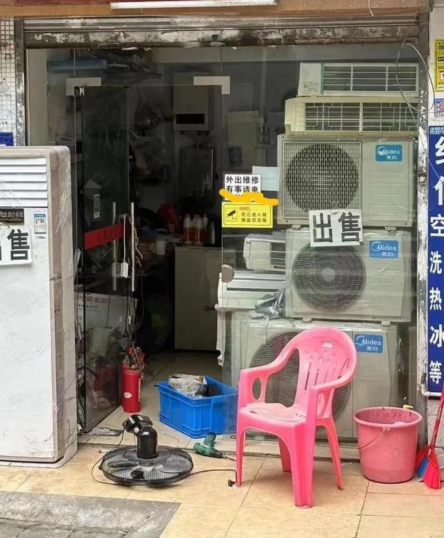 ▲广州街边一家家电回收和维信的小店。摄影/第一财经记者王珍