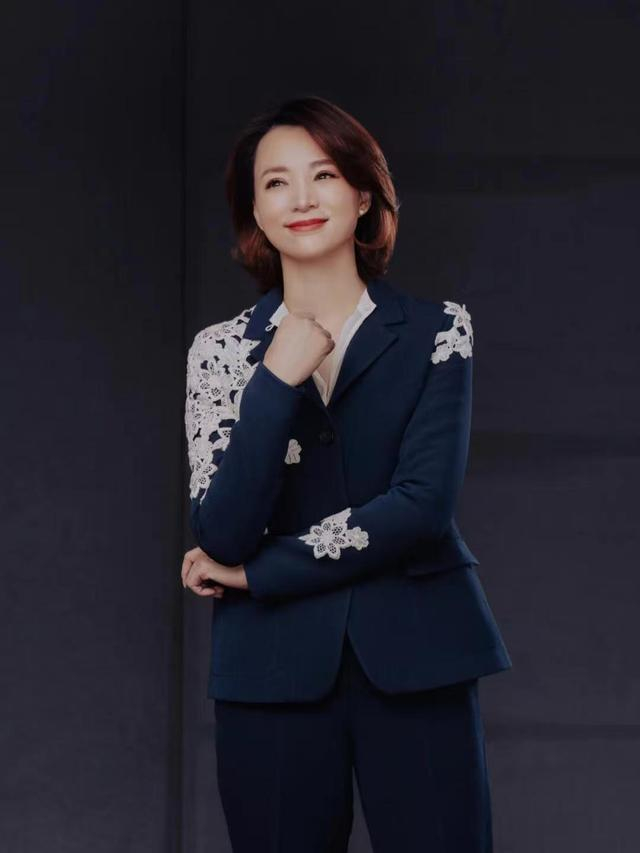 50岁董卿终于悄悄复出了,剪短发穿衬衫清汤寡水,气质大不如以前